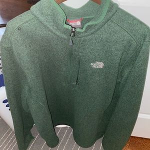 BEWARE small burn hole in top right sleep men’s size large north facequarterzip